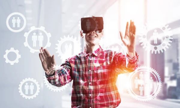 Jovem Com Fone Ouvido Realidade Virtual Óculos Sobre Fundo Conexão — Fotografia de Stock