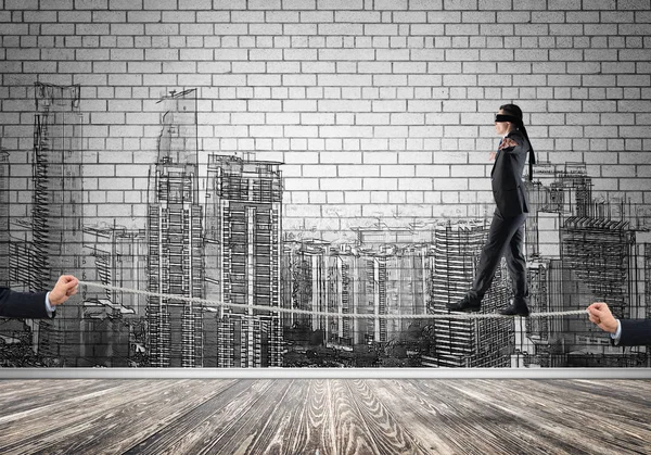 Empresario Con Venda Los Ojos Caminando Sobre Cuerda — Foto de Stock