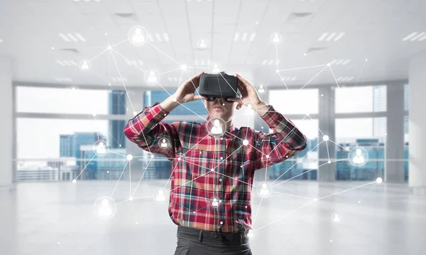 Jeune Homme Avec Casque Réalité Virtuelle Lunettes Sur Fond Connexion — Photo