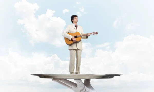 Mano Camarero Presentando Bandeja Tocando Guitarra — Foto de Stock