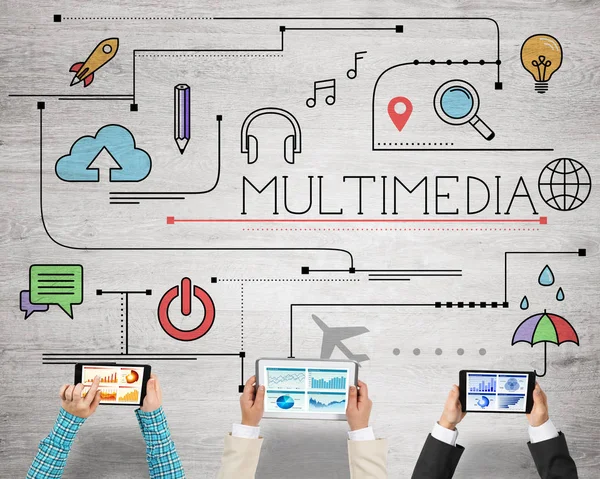 Ellerinde cihazlar bulunan üç kişilik bir grup iletişim ve ağ oluşturma sembolü olarak birlikte çalışıyor.