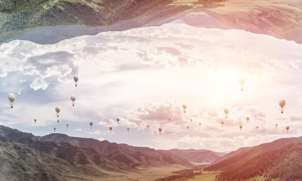 空を背景に気球が飛んで互いに上下に位置する つの自然世界の抽象的なイメージ Copyspace の背景の壁紙 — ストック写真