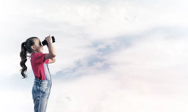 Niña Linda Overoles Contra Fondo Del Cielo Soñando Con Futuro —  Fotos de Stock