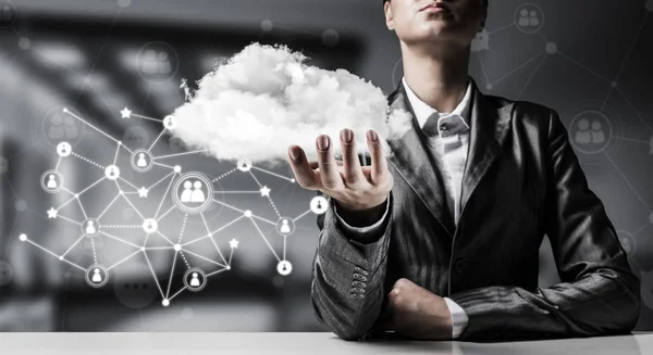 Geschäftsmann Anzug Hält Cloud Mit Netzwerkverbindungen Der Hand Mit Office — Stockfoto