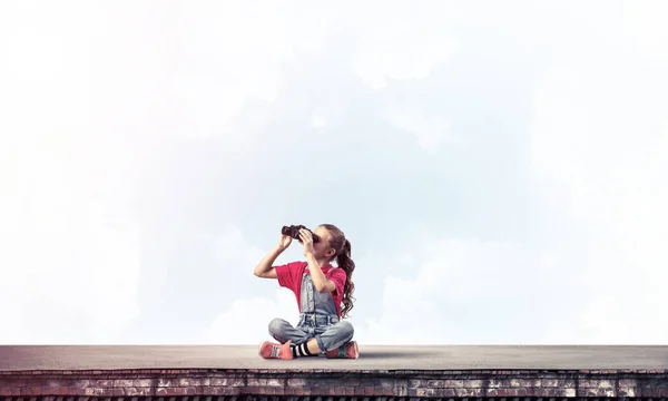 Nettes Mädchen Schulalter Auf Dem Hausdach Mit Ferngläsern — Stockfoto