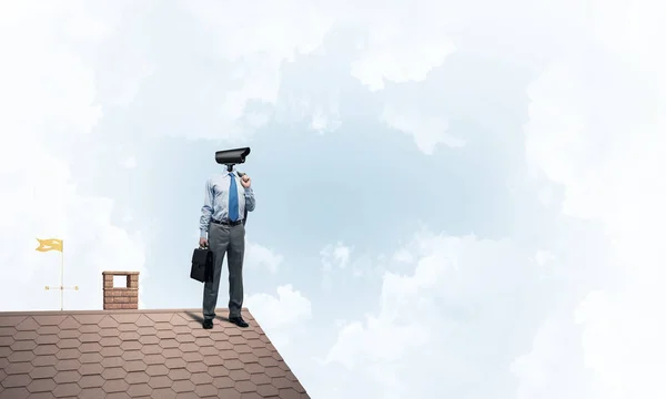 Obchodník Bez Tváře Kamerou Zoom Místo Hlavy Stojící Střeše Domu — Stock fotografie