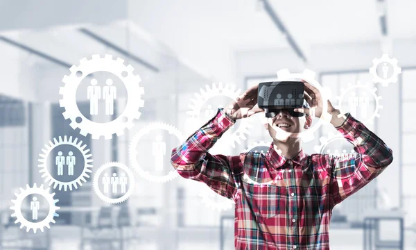 Jeune Homme Avec Casque Réalité Virtuelle Lunettes Sur Fond Connexion — Photo