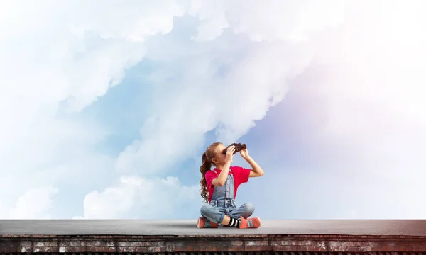 Schattig Meisje Van School Leeftijd Gebouw Dak Kijken Verrekijker — Stockfoto