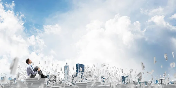 背景に文字 Cloudly 空を飛行中の書類の山に座ってよそ見の実業家 ミクスト メディア — ストック写真