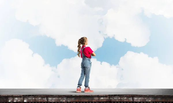 Ragazzina Carina Piedi Sul Tetto Dell Edificio Con Mani Incrociate — Foto Stock