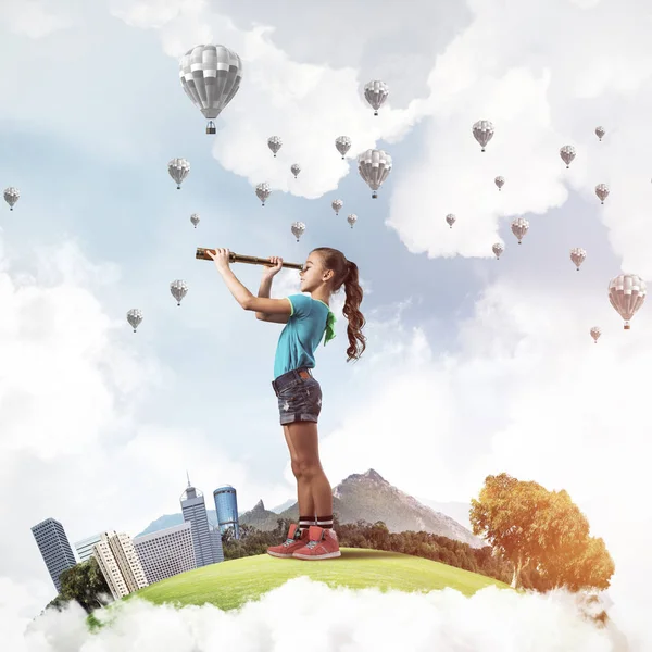 Şehrin yüzen adasında dürbünle bakan tatlı bir kız.