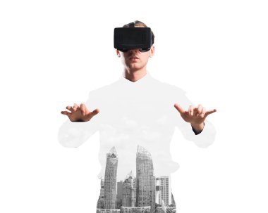 Sanal gerçeklik kulaklığı olan genç bir adam ya da şehrin arka planında 3 boyutlu gözlüklü.