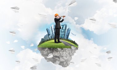 Mühendis adam mavi gök yeşil yüzen ada üzerinde ayakta