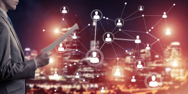 Kağıtları elinde tutan işadamının kapatılması ve arka planda bağlantı hatları