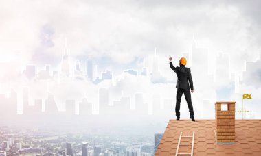 Mühendis, evinin çatısına geri döndü ve şehri çiziyor. Karışık ortam