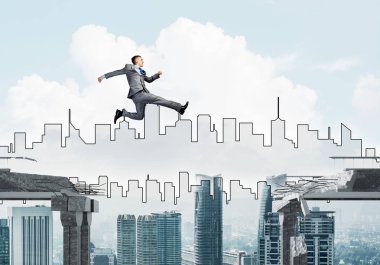 Zorlukların üstesinden sembolü olarak beton köprü boşluğu üstünden atlayarak iş adamı. Cityscape arka plan üzerinde. 3D render.