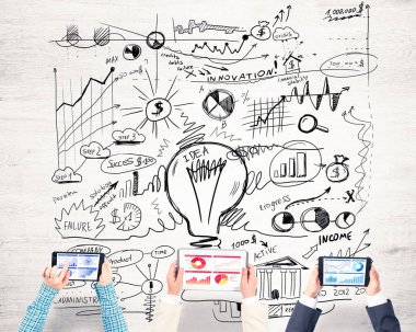 Ellerinde cihazlar bulunan üç kişilik bir grup iletişim ve ağ oluşturma sembolü olarak birlikte çalışıyor.