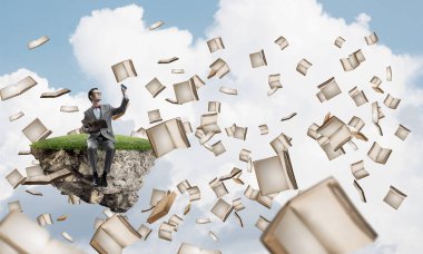 Komik adam kırmızı gözlük ve yüzen ada üzerinde oturan ve kitap okuma takım elbise