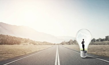 Ampul asfalt yolda içinde hapsolmuş genç iş kadını