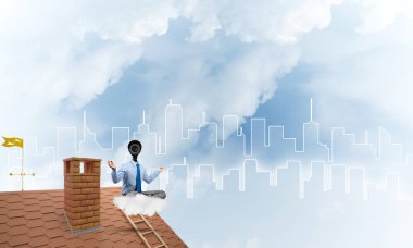 Nilüfer duruşu yapmak yerine kamerayla zum yapan yüzü olmayan bir iş adamı.