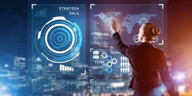 Sanal panel ve gece şehir vasıl geçmiş çalışma iş kadını arkadan görünüm