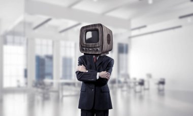 Baş ofis binası içinde dururken geçti silah tutmak yerine eski Tv ile takım elbiseli işadamı resim kırpılmış.