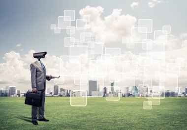 Ekranda baş ve medya arayüzü yerine kamerayla şık bir iş adamı