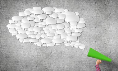 Bir kadının kâğıt borazanla anons yapması.