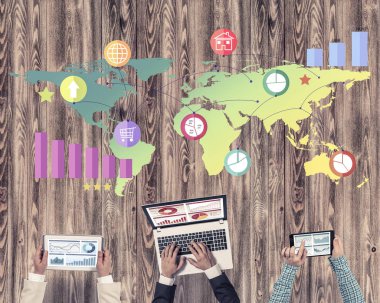 Ellerinde cihazlar bulunan üç kişilik bir grup iletişim ve ağ oluşturma sembolü olarak birlikte çalışıyor.