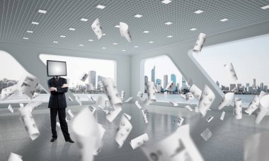 Kafasına silah tutmak yerine TV elbiseli işadamı duran kağıtları ofis binası içinde uçan arasında geçti. 3D render.