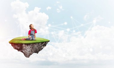 Yüzen adada tatlı bir gülümseme sunan sosyal bağlantı konsepti