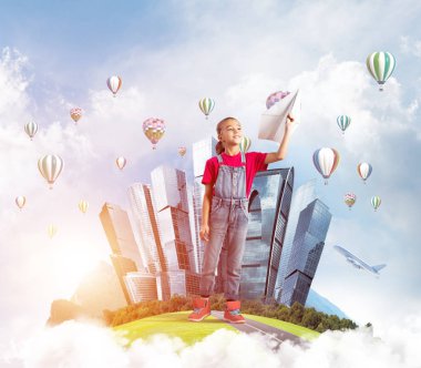 Yüzen adada kağıt uçak atan tatlı bir kız.