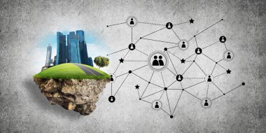 Beton zemin üzerinde çimen ve şehir manzarası olan güzel küçük bir ada.