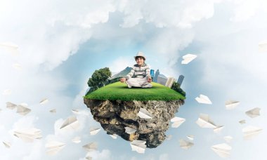 Genç küçük çocuk gözleri koruma kapalı ve seyir Adası arasında kağıt uçaklar ile bulutlu gökyüzü arka plan üzerinde uçan uçan üzerinde meditasyon sırasında konsantre. 3D render.