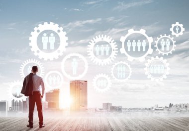 Modern şehir manzarası ve vites bağlantısı fikrine bakan işadamlarının arka planı