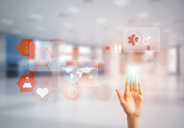 Kadın eli tıp konseptiyle medya ekranının simgesine dokunuyor