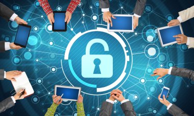 Elinde cihazlar olan bir grup insan birlikte çalışıyor ve net güvenlik ve koruma sembolü