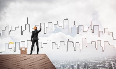 Mühendis, evinin çatısına geri döndü ve şehri çiziyor. Karışık ortam