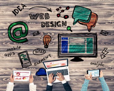 Ellerinde cihazlar bulunan üç kişilik bir grup iletişim ve ağ oluşturma sembolü olarak birlikte çalışıyor.