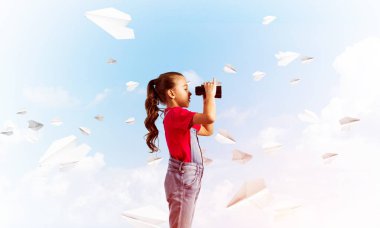 Gökyüzü arka plan hakkında geleceği görmenin karşı tulum, küçük şirin kız