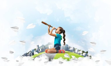 Şehrin yüzen adasında dürbünle bakan tatlı bir kız.