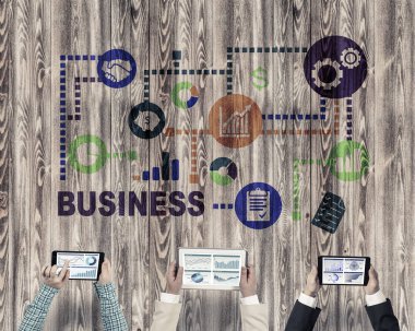 Ellerinde cihazlar bulunan üç kişilik bir grup iletişim ve ağ oluşturma sembolü olarak birlikte çalışıyor.