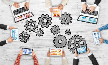 Ellerinde cihazlar bulunan bir grup insan, iletişim ve ağın sembolü olarak birlikte çalışıyor.