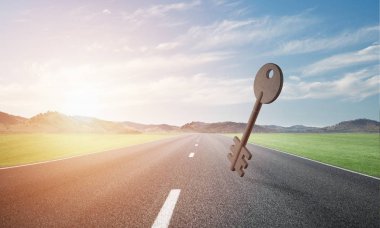 Dış dünyaya erişimin sembolü olarak kilit taş figürü.