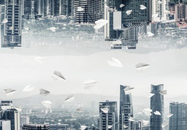 Kağıt uçak uçan arasında ve baş aşağı birbirlerine gökyüzü arka plan üzerinde bulunan iki modern kentsel dünyaların soyut resim. Duvar kağıdı, zemin ile boşaltmak.