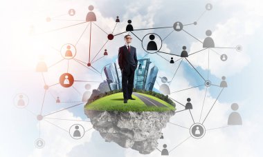 Mavi gökyüzünde yüzen yeşil Adası üzerinde zarif işadamı