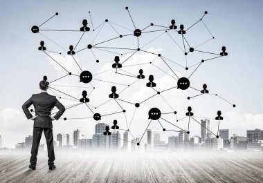 Modern şehir manzarası ve bağlantı konseptine bakan işadamlarının arka planı