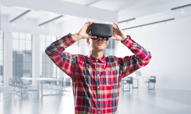 Sanal gerçeklik kulaklık veya 3d gözlük odasında oyun oynama ile genç adam