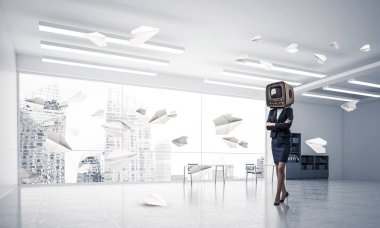 Kağıt uçaklar ofis binası içinde uçan arasında duran iş kadını kıyafetli kafa silah tutmak yerine eski bir Tv ile geçti. 3D render.