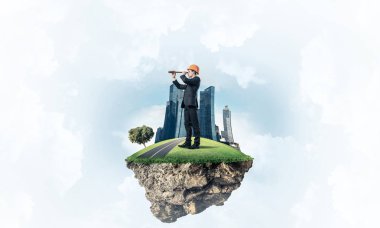 Mühendis adam mavi gök yeşil yüzen ada üzerinde ayakta